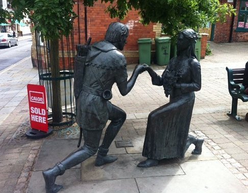 Robin Hood and Maid Marian statue, Edwinstowe
